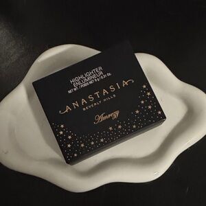 Anastasia Beverly Hills Amrezy Highlighter in Black and Gold